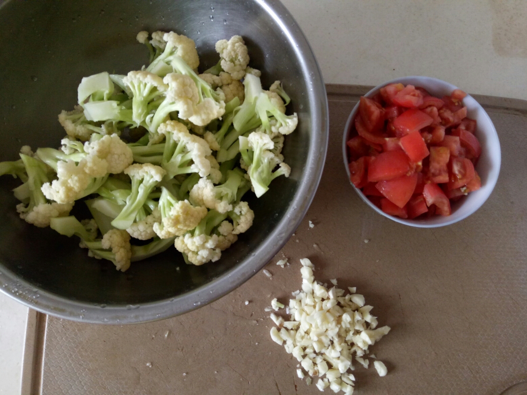 不加一滴水的茄汁干煸花菜的做法 步骤1