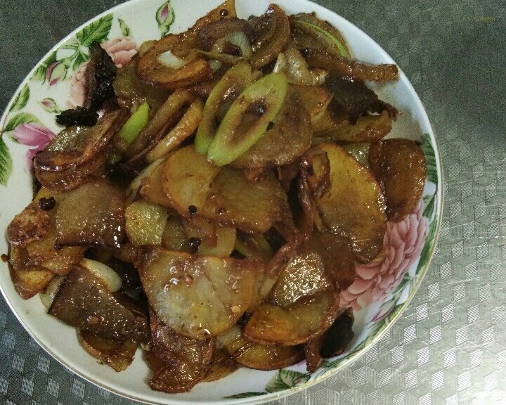 干锅腊肉土豆片的做法