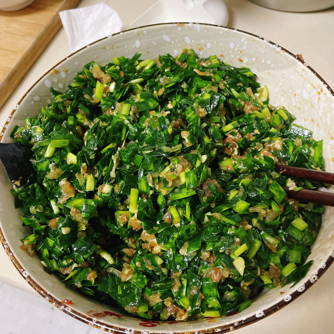 韭菜猪肉饺子(附擀皮和最简单的饺子包法)