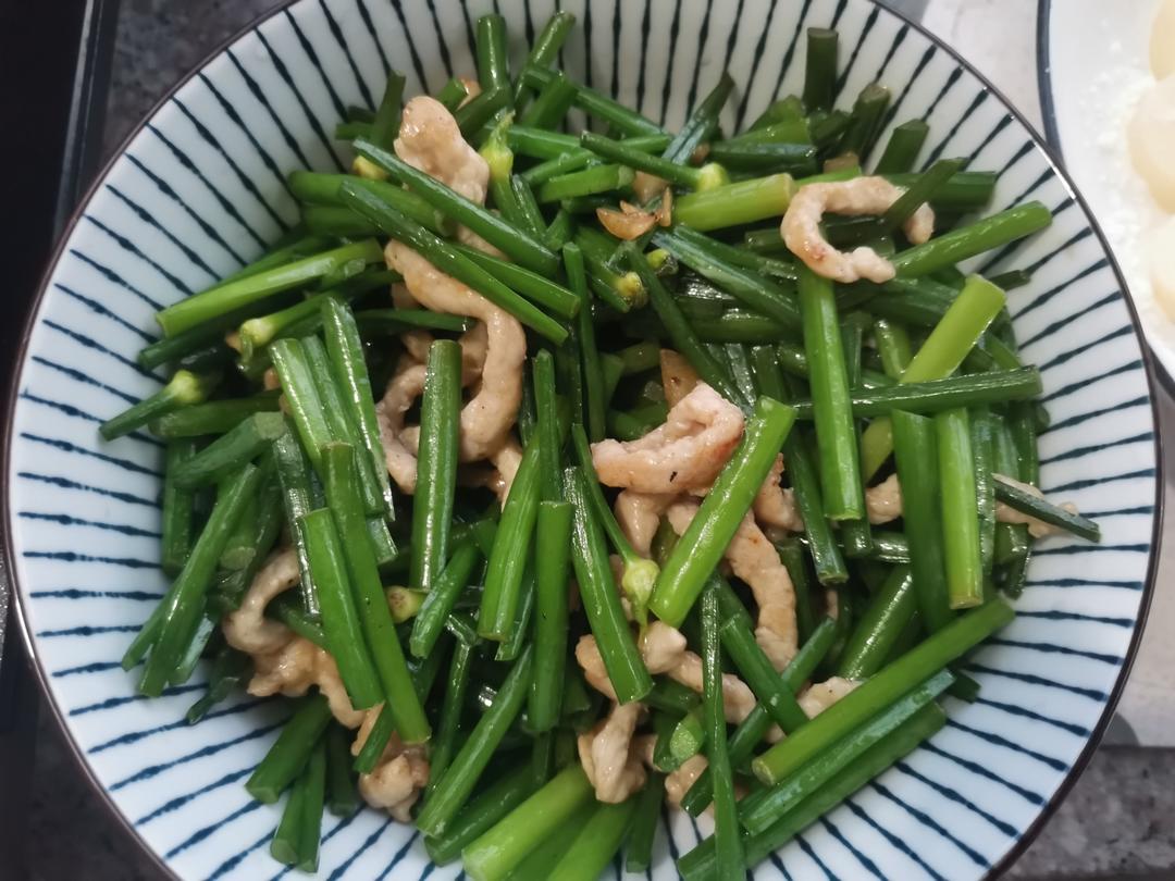 应季蔬菜，韭菜苔炒肉丝，这样做太费米饭了