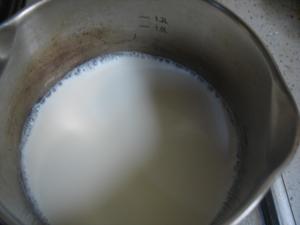 低脂纯牛奶冰淇淋（脂肪含量为10.8%）的做法 步骤1