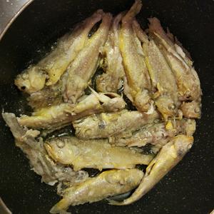 孕餐:红烧小黄鱼的做法 步骤4