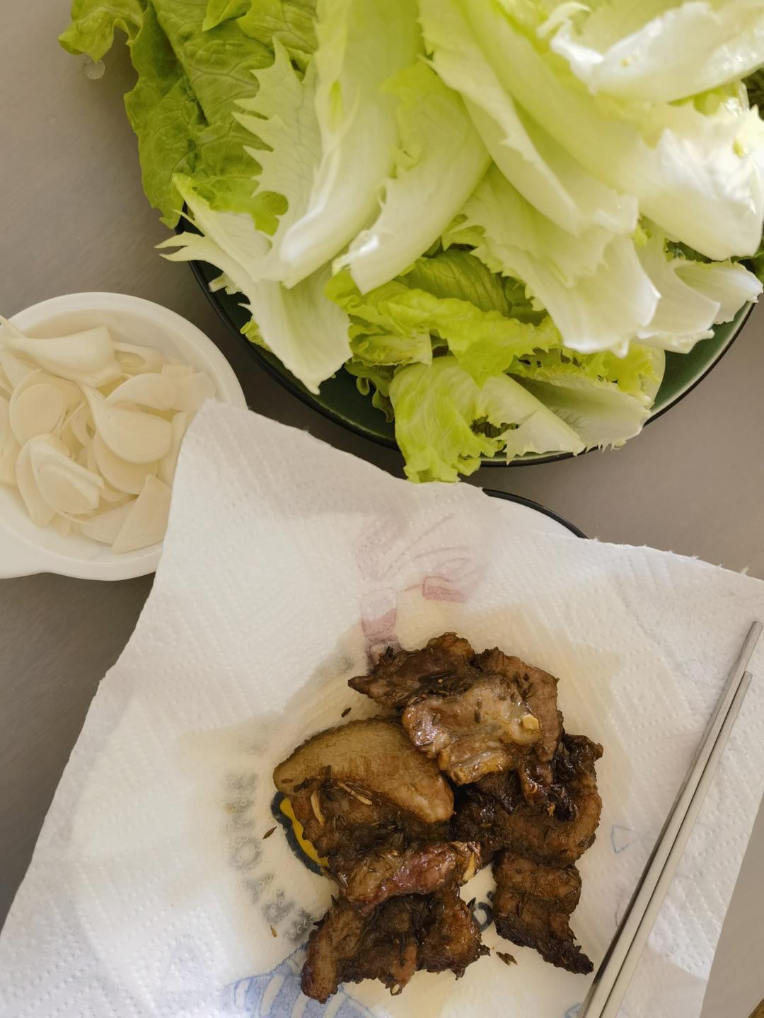 好吃到舔手指‼️秘制蒜香孜然烤五花肉～