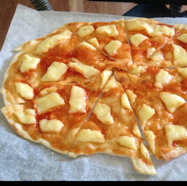 薄饼脆皮火腿pizza