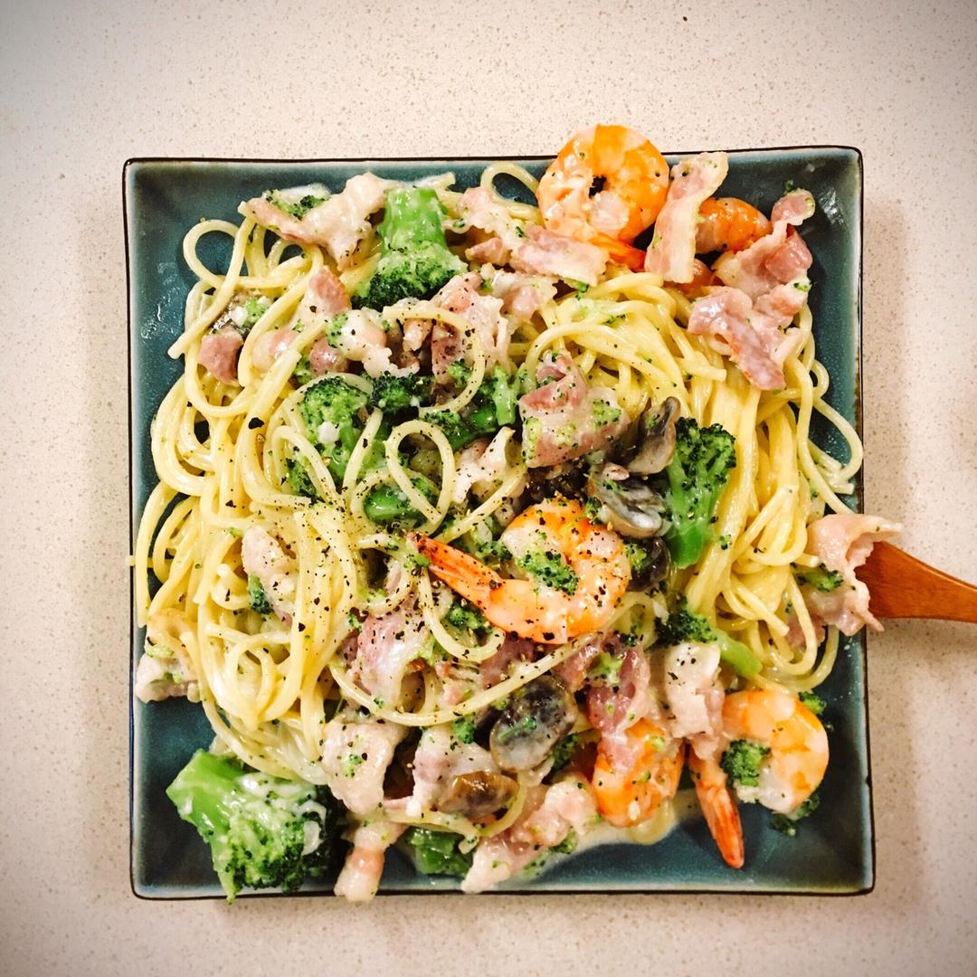 白蘑菇奶油培根意面