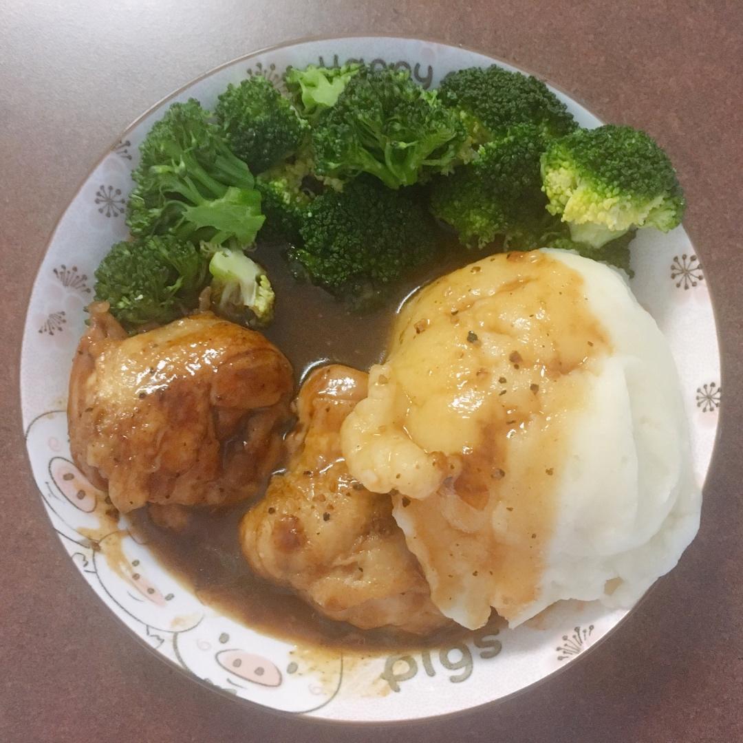 简单易做的香煎黑椒鸡排 柠檬鸡腿肉做法