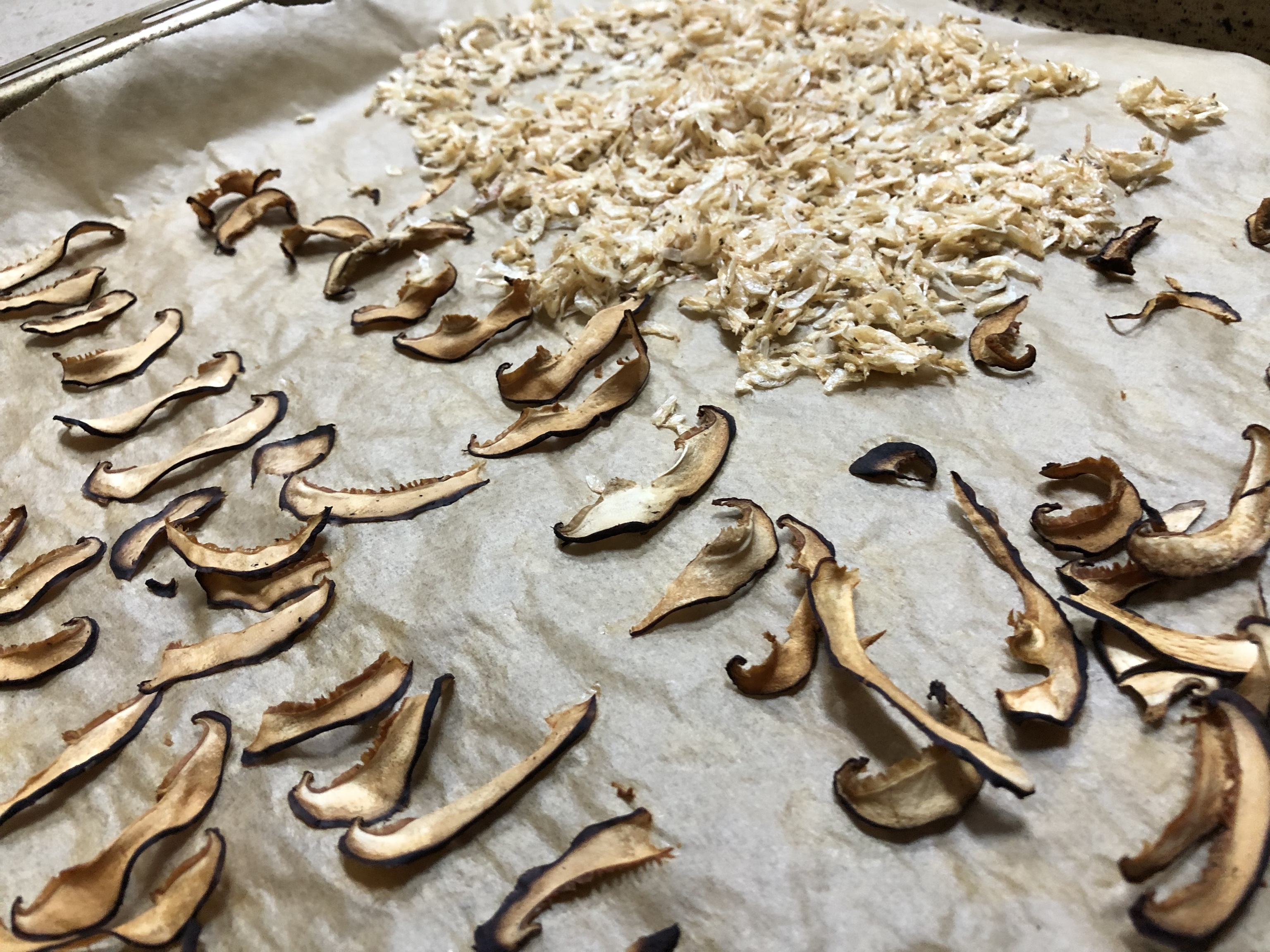 香喷喷的辅食调料—香菇虾皮粉的做法