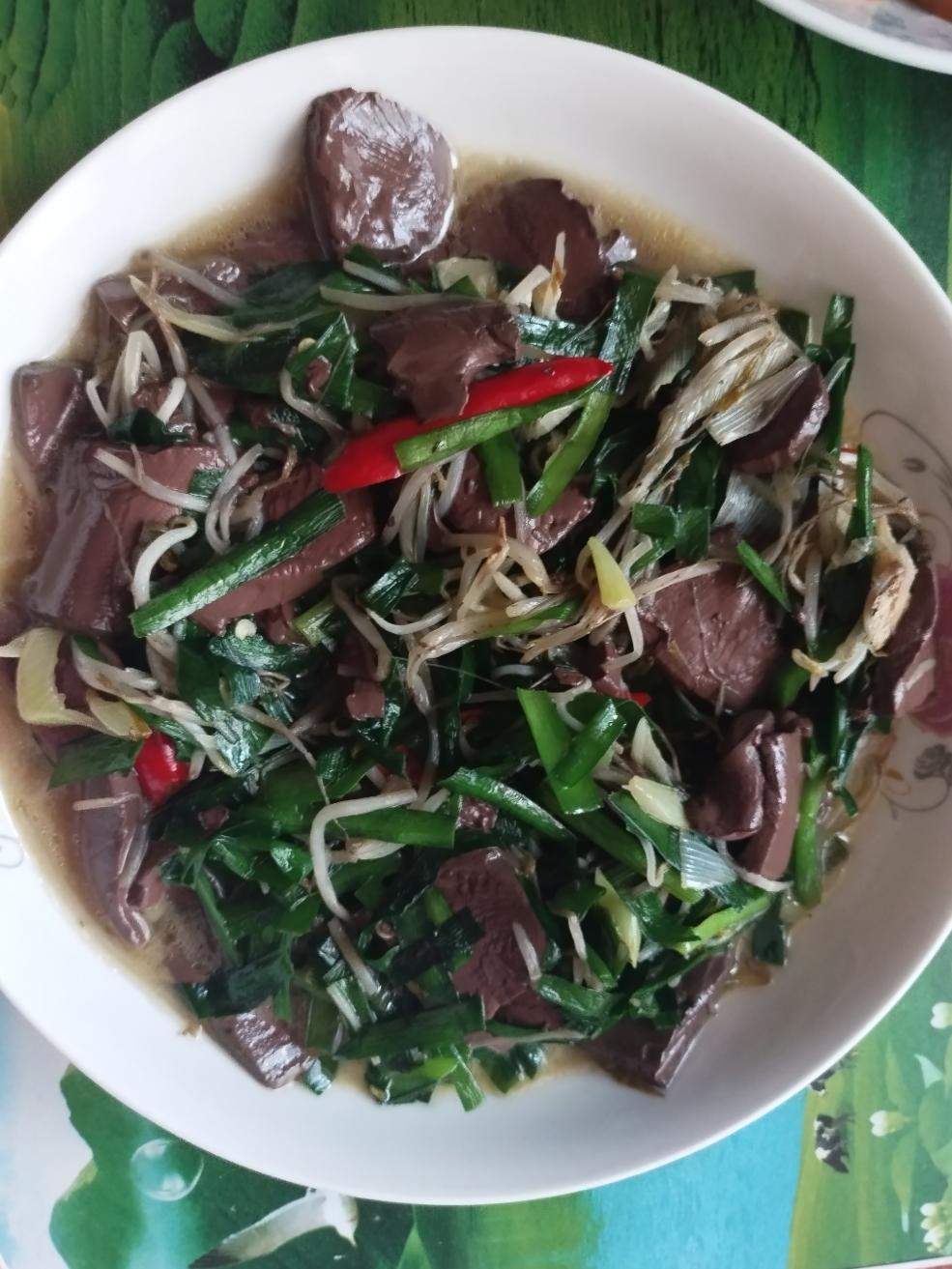 猪血炒韭菜，每周吃两三次，养胃补血，气色佳