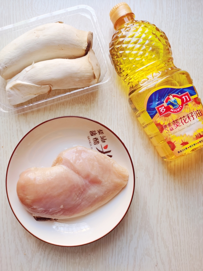 鸡胸肉和杏鲍菇是绝配，简单一炒，鲜香味美，好吃营养又低脂的做法 步骤1