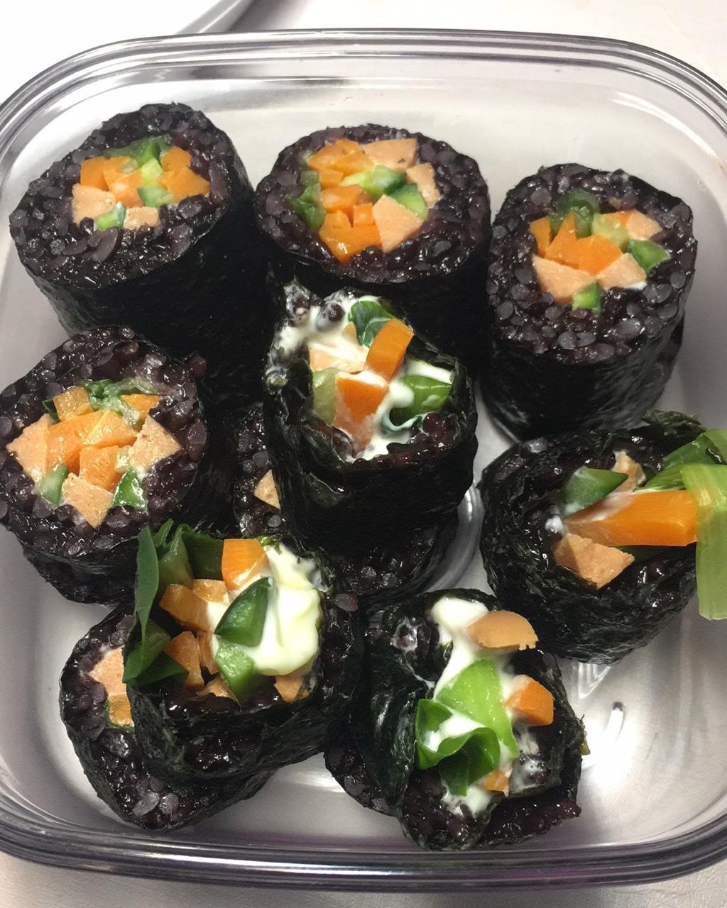 没事偷着乐12138做的黑米寿司