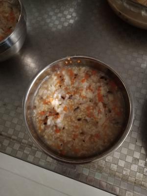 大米小米香菇胡萝卜鳕鱼粥的做法 步骤3