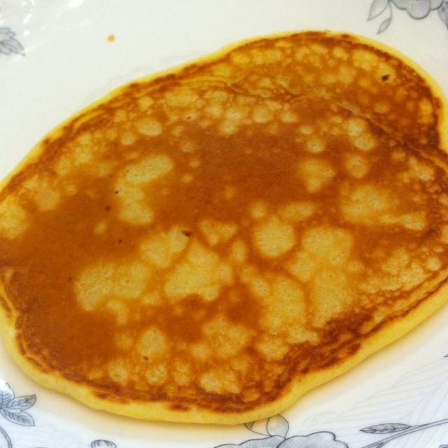 【酸奶松饼yogurt pancake】，搭上黑莓果酱和枫糖的美味。