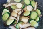 黄瓜香菇豆腐鸡茸汤