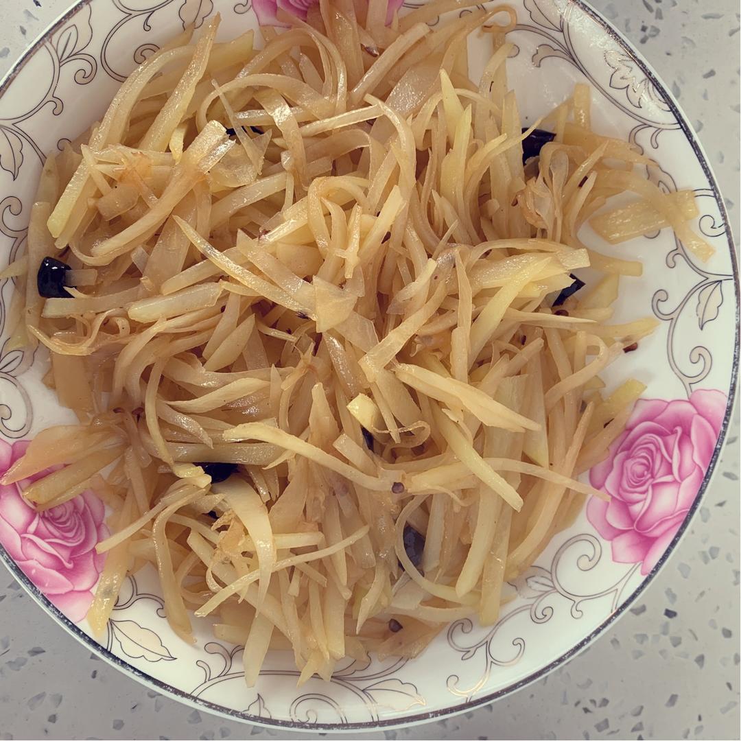 酸辣土豆丝的正宗做法，学会这三个技巧，土豆丝脆爽又下饭