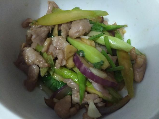 芦笋洋葱炒廋肉的做法
