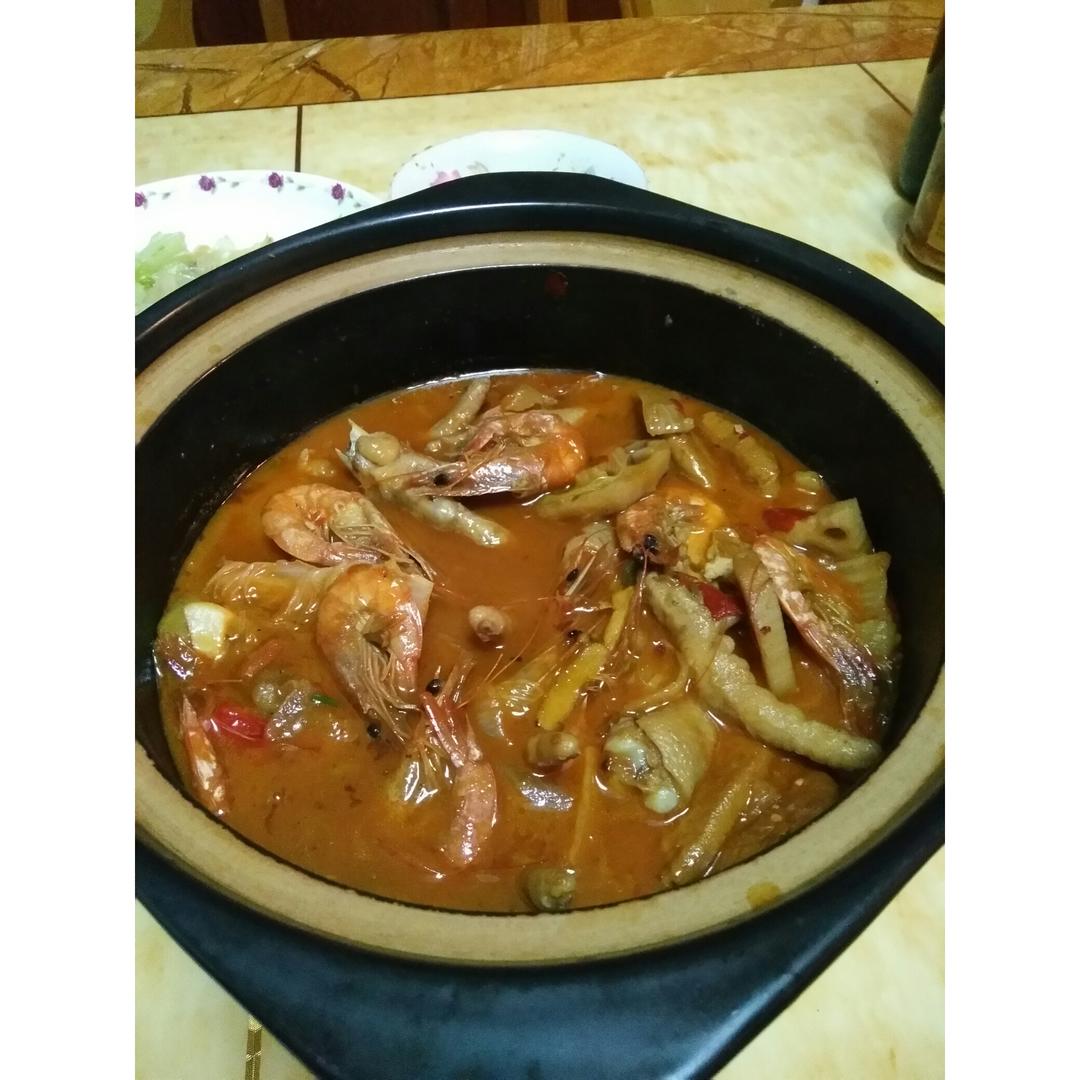 超简单的明虾鸡爪煲