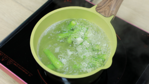 芦笋疙瘩汤的做法 步骤3