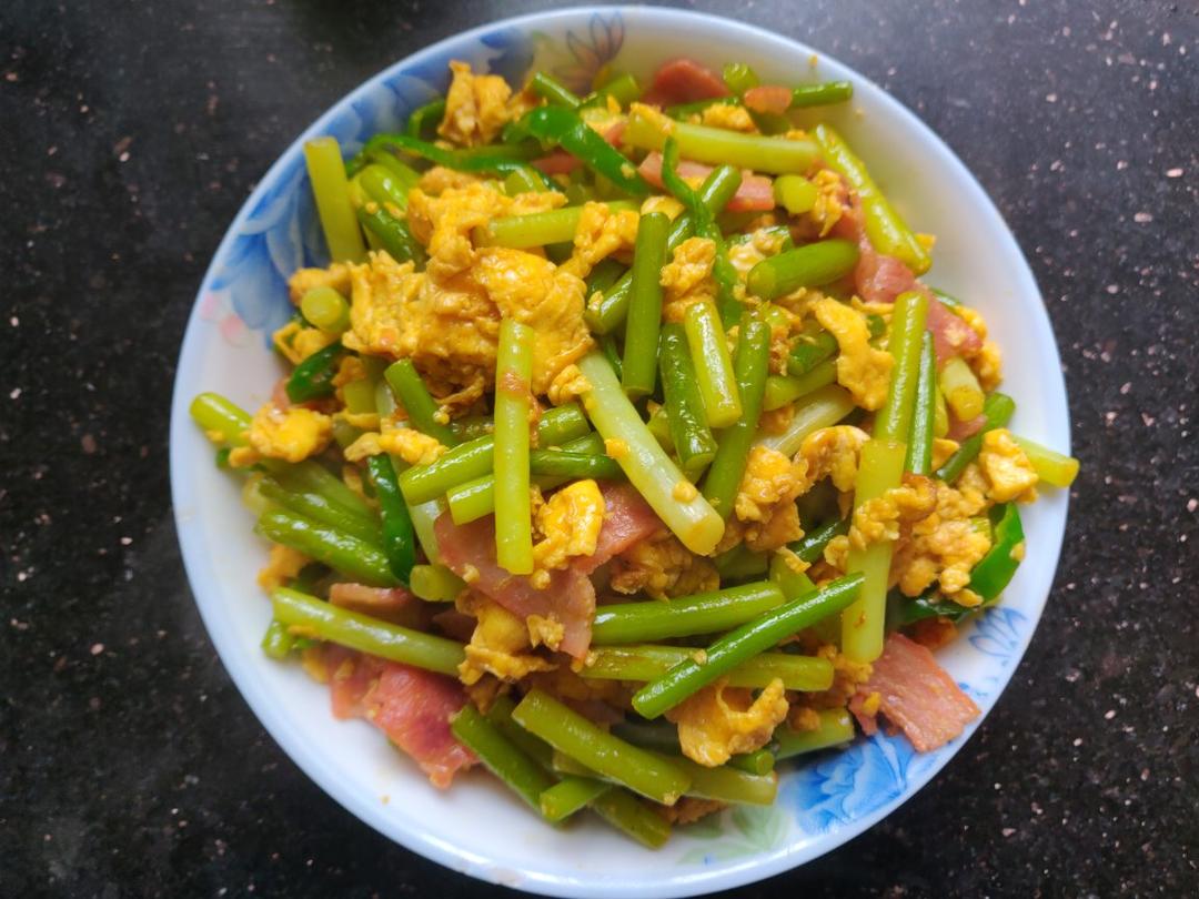 超美味的蒜苔炒鸡蛋，好吃又爽口