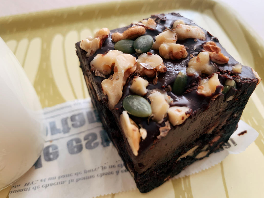 随手拌一下就能做的核桃布朗尼，简单又好吃