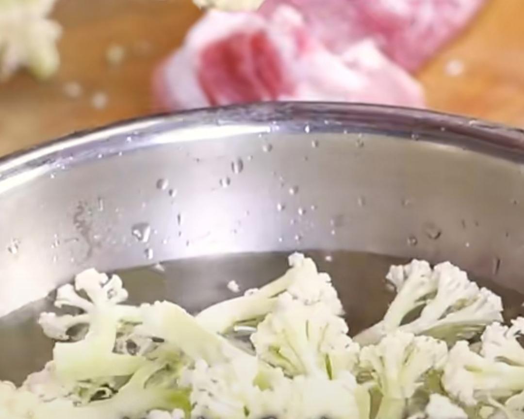 炒菜花清脆入味的做法 步骤1