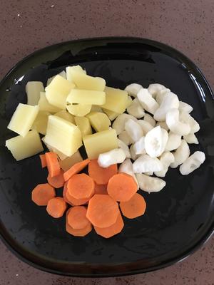 东北冬天来一碗马蹄甘蔗胡萝卜大枣水的做法 步骤3