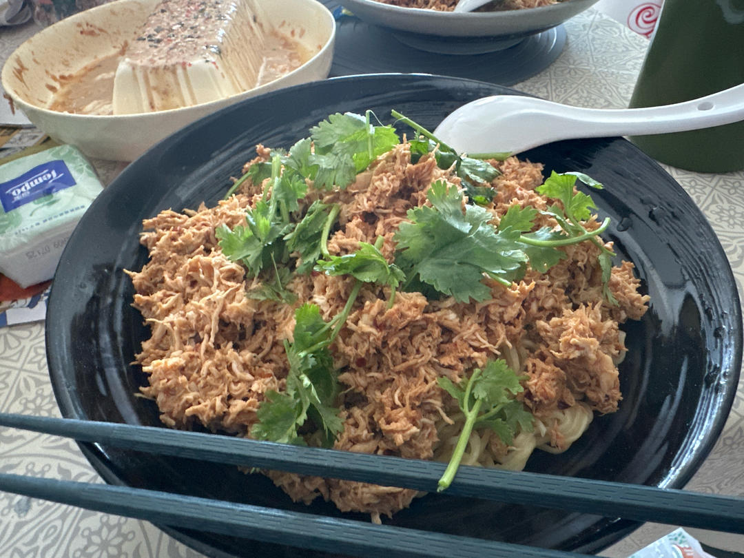 厨师长教你：“鸡丝凉面”的家常做法，味道好极了，先收藏起来