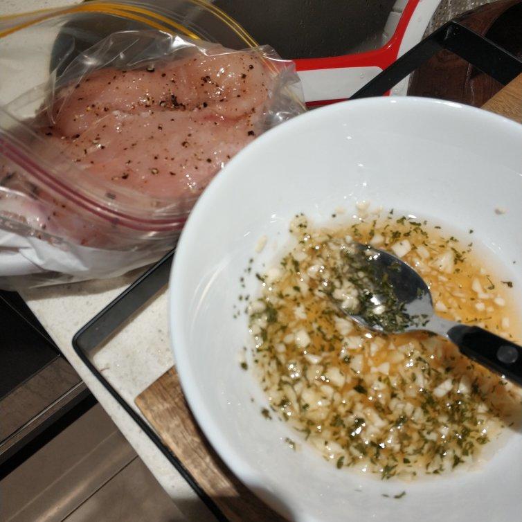 酷炫屌炸天好吃的煎鸡胸肉（香蒜蜂蜜煎鸡胸肉）