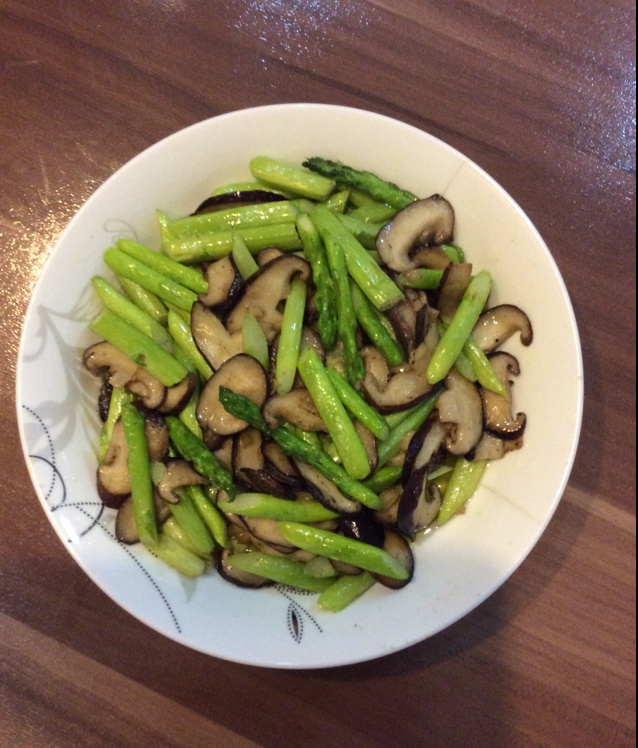 芦笋炒蘑菇