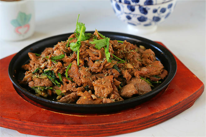 终于找到一个好方法，炒出滑嫩不老的牛肉——老北京炒烤肉的做法