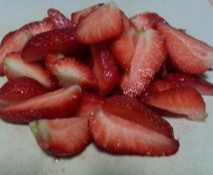 草莓🍓酸奶雪糕的做法 步骤1