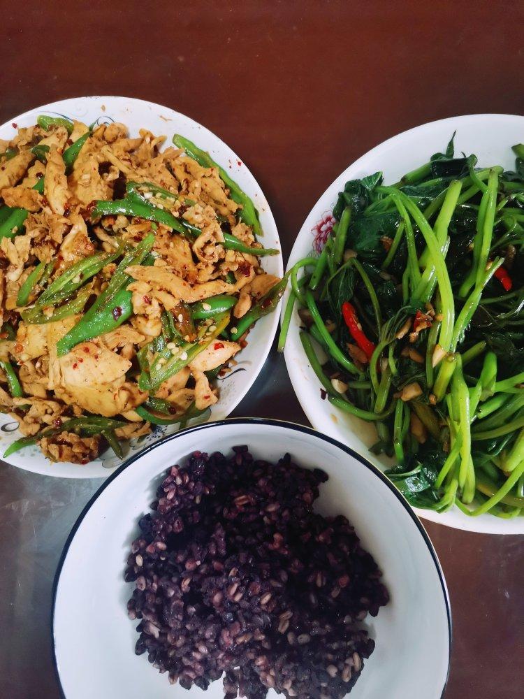 巨好吃的青椒炒鸡胸肉丝，超下饭