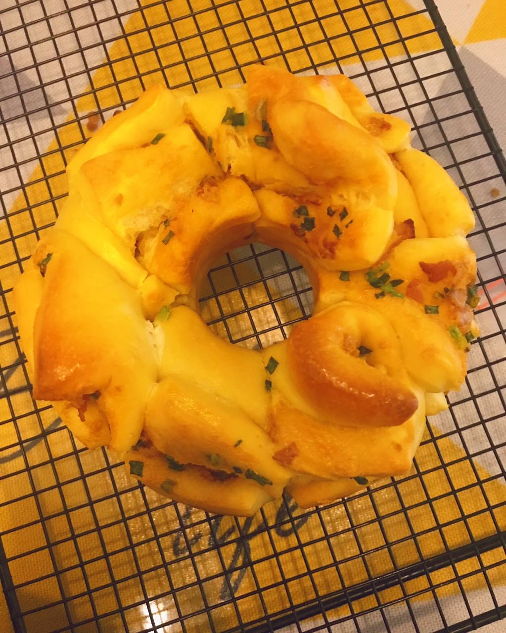 咸蛋黄培根葱香手撕包-香的没道理