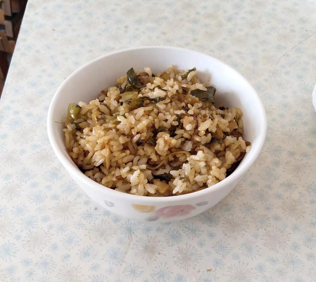 酸菜炒米饭（无油素食）的做法