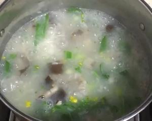 瘦肉香菇瑶柱菜心粥的做法 步骤6