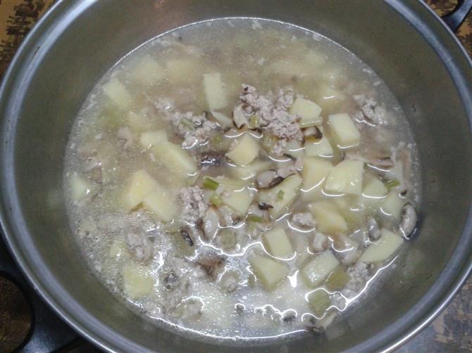 土豆香菇西芹瘦肉汤