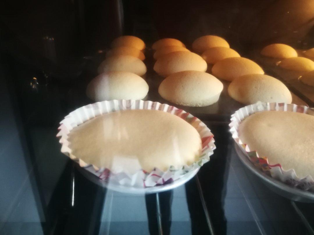 不皱不裂圆润饱满原味戚风纸杯蛋糕