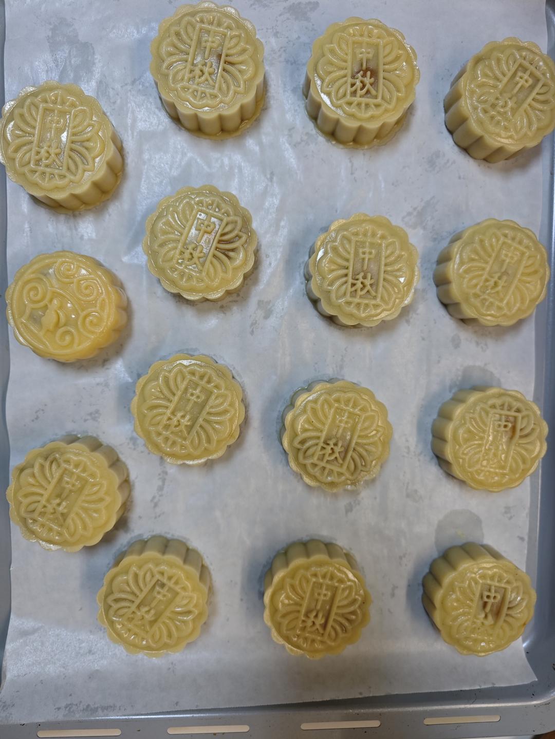 广式月饼—蛋黄莲蓉月饼