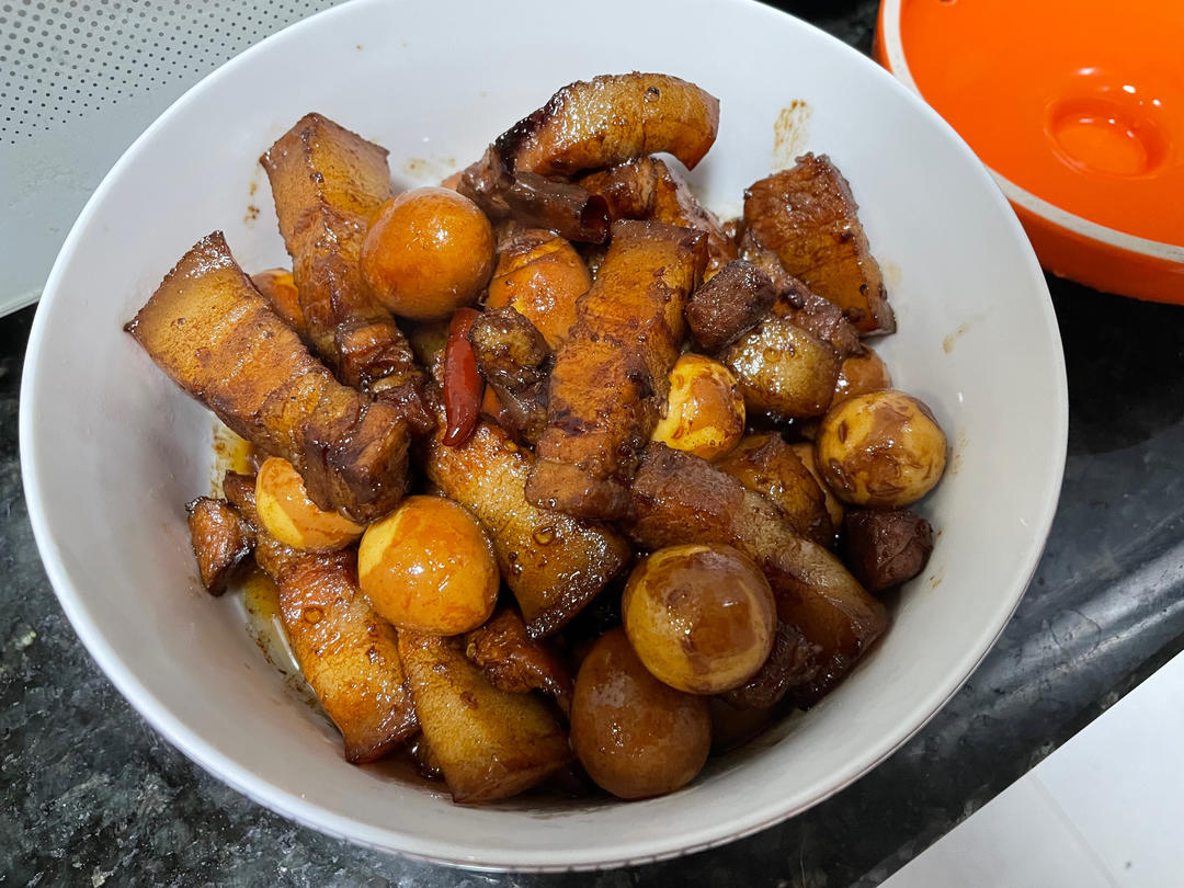 红烧肉炖鹌鹑蛋