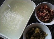 酸菜肉丝米粉汤的做法 步骤2