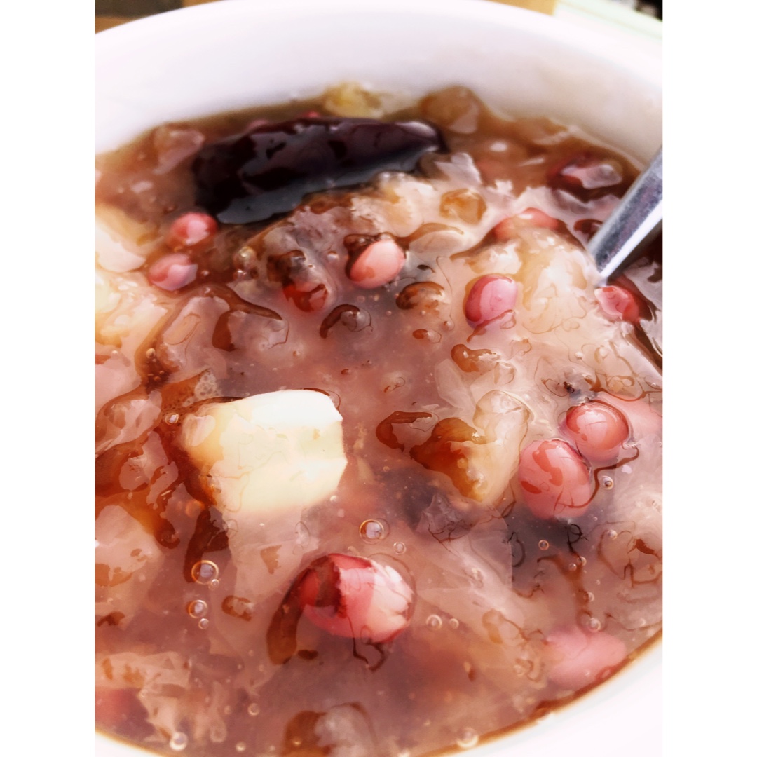 美容润肤 益气补血《桃胶皂角米百合银耳红枣羹》