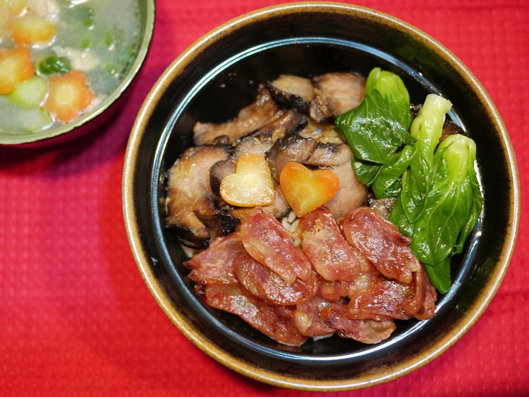 电饭锅酱油肉香肠焖饭的做法
