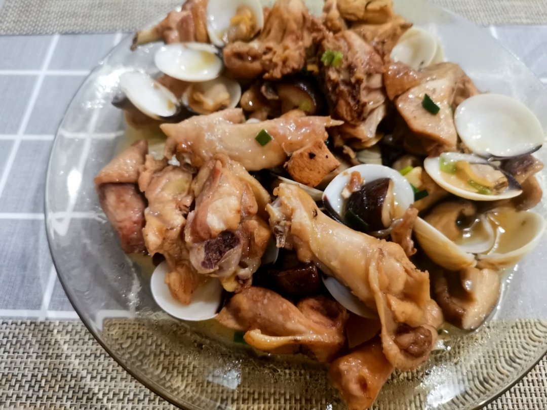 砂锅白贝香菇焖鸡
