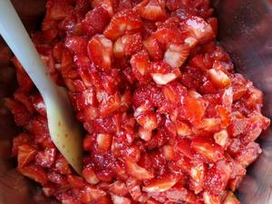 留住草莓的色、香、味––草莓果酱的做法 步骤2