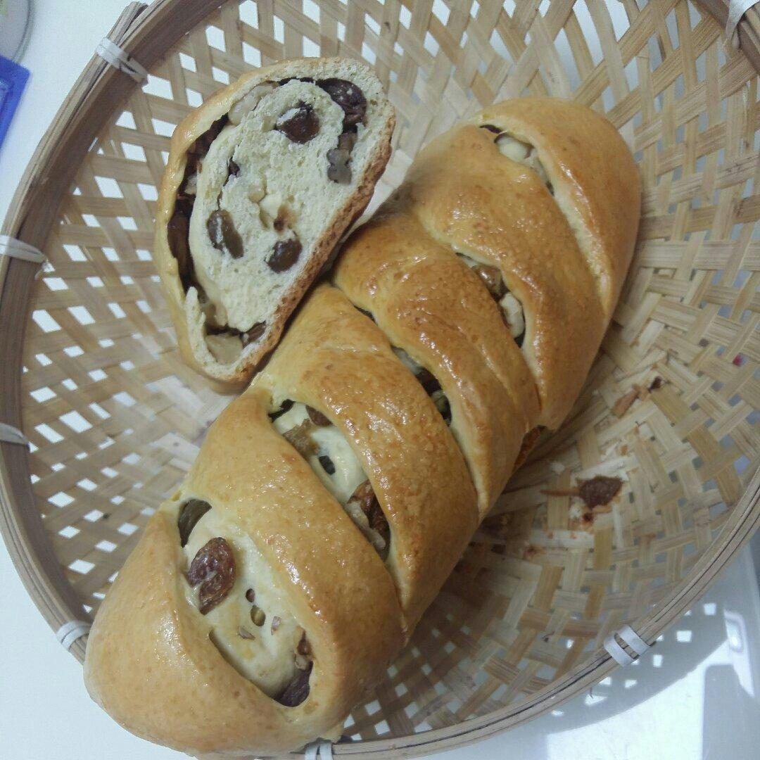 风靡代购店的新疆果仁大列巴