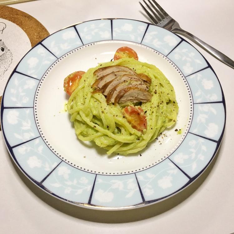 欧芹牛油果青酱意面