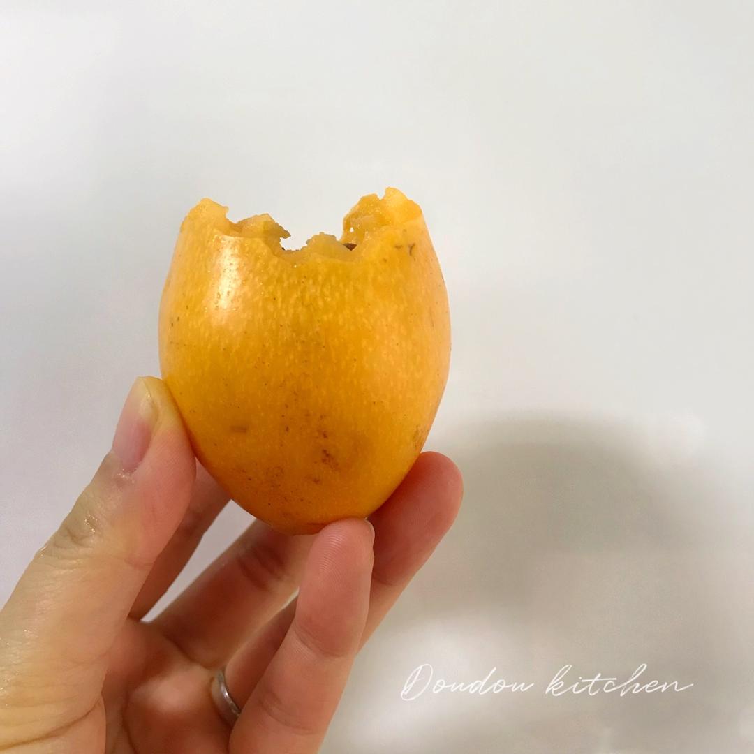 巧剥完整枇杷皮