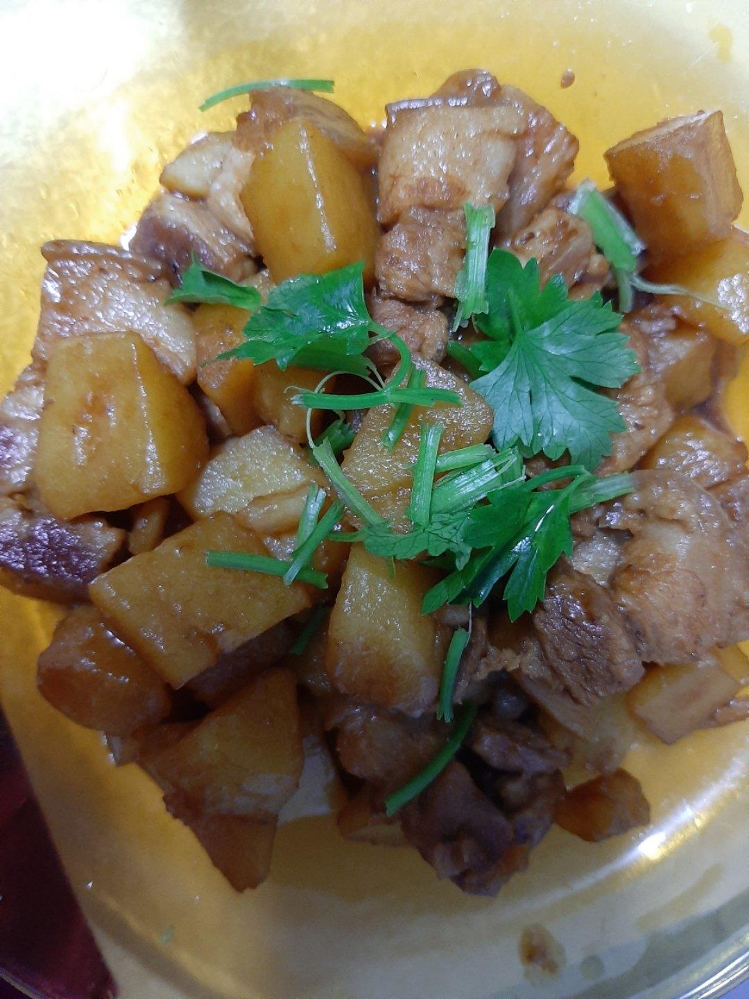 五花肉炖的土豆