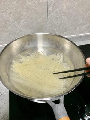 食指大动的香辣酸菜肉沫米线的做法 步骤2
