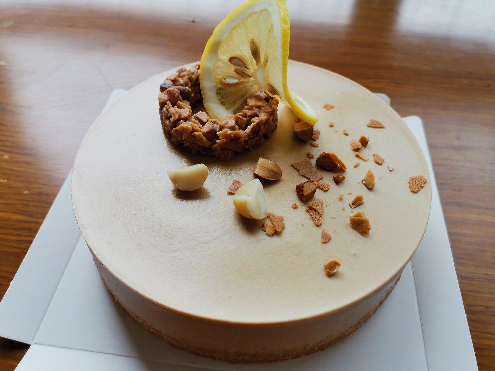 红茶牛奶慕斯佐杏仁巧克力脆片