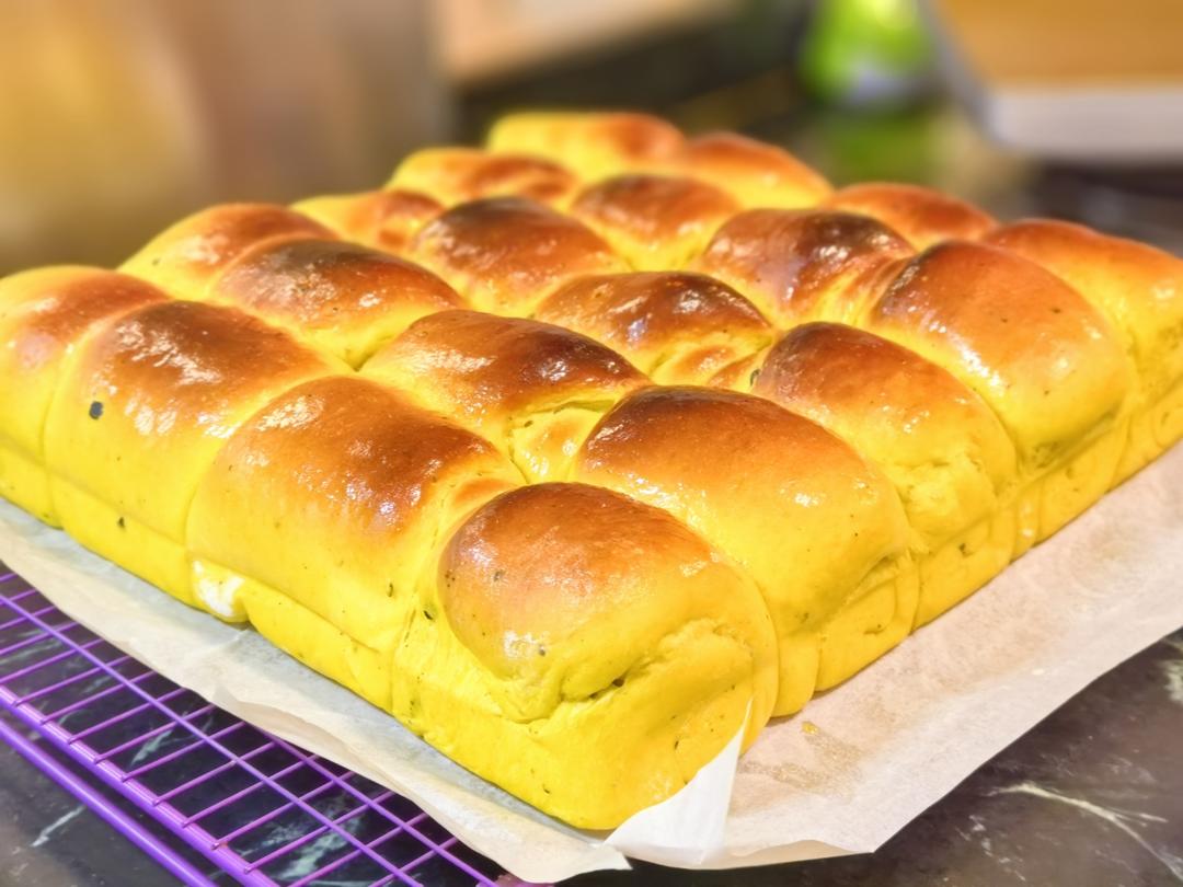 不加一滴水！这南瓜餐包太拉丝了，做法巨简单！